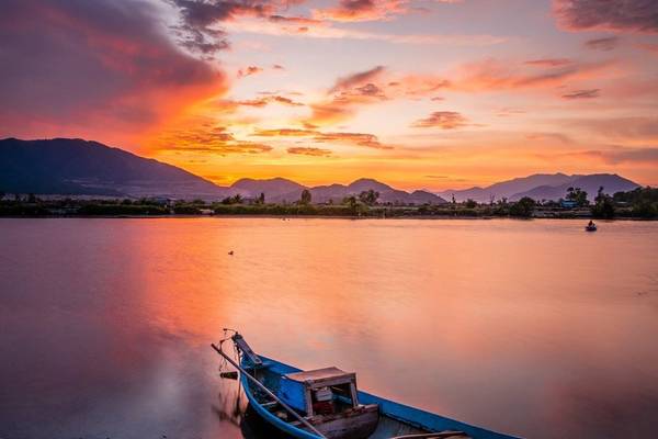 Hoàng hôn trên biển nha trang: Khi hoàng hôn buông xuống, bạn sẽ được lắng nghe tiếng sóng vỗ, hít hà hương vị biển mặn nồng và dâng trào cảm xúc.